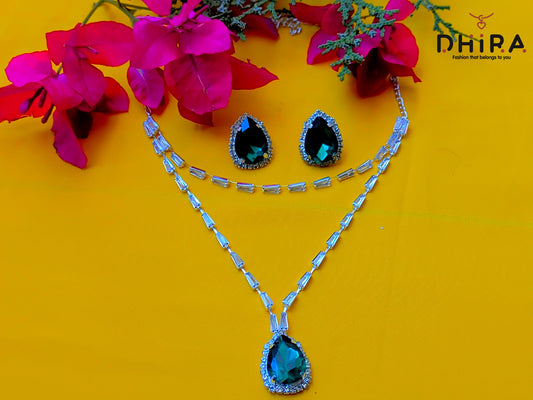 Queen’s Emerald Spark Necklace